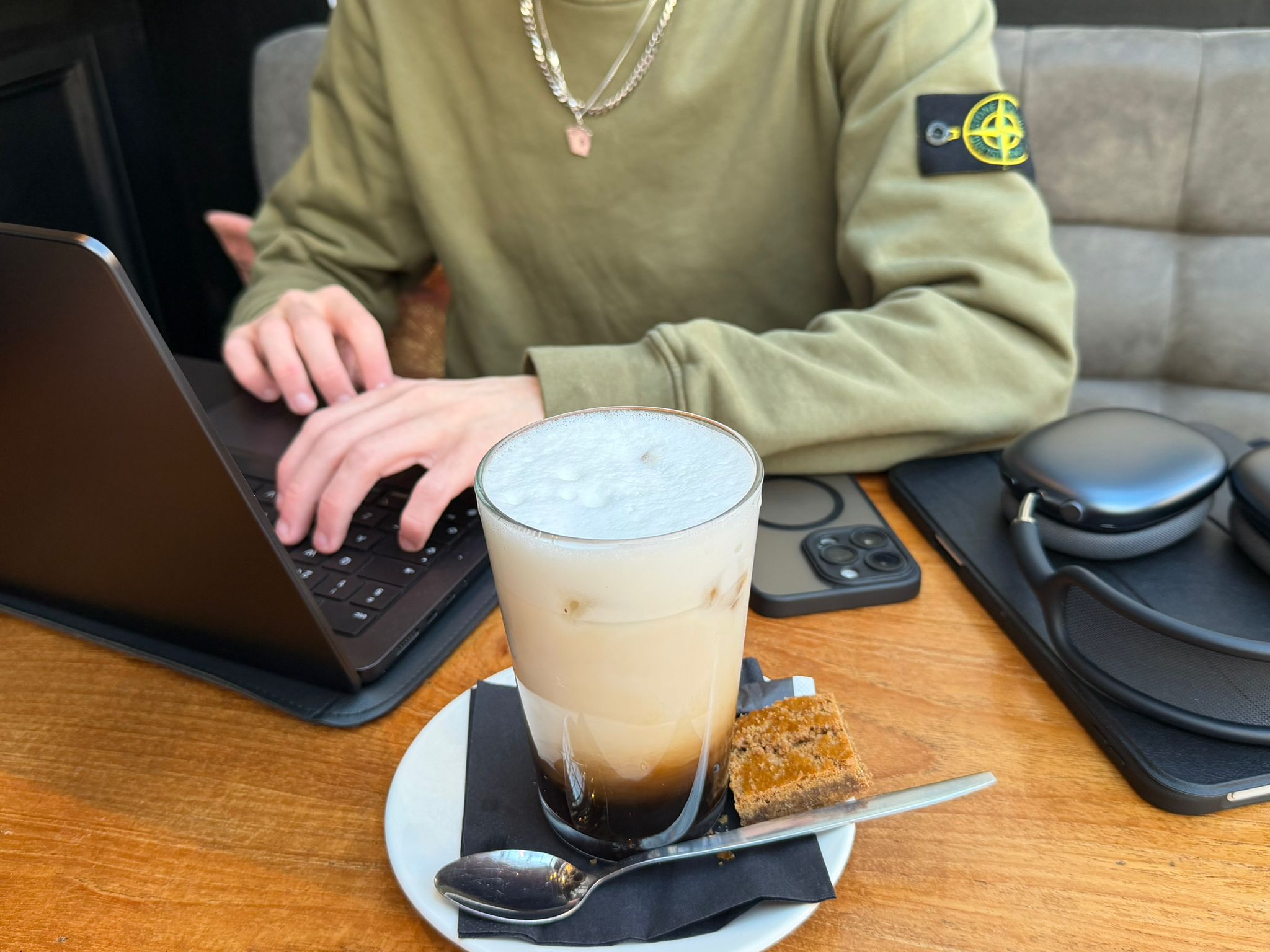 Bradley werkt aan zijn tablet met toetsenbord.